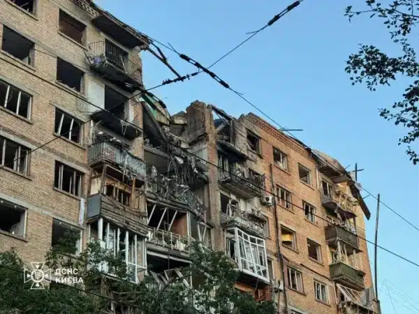 Наслідки нічного нападу росіян на Київ: ДСНС оприлюднила знімки та відео значних руйнувань. 11 ДСНС показала фото та відео масштабних руйнувань після нічної атаки рф на Київ