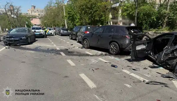 Нетверезий керманич Мазераті спричинив аварію у Печерському районі столиці, є потерпілий. 8 Нетверезий керманич Мазераті спричинив аварію у Печерському районі столиці, є потерпілий. 6