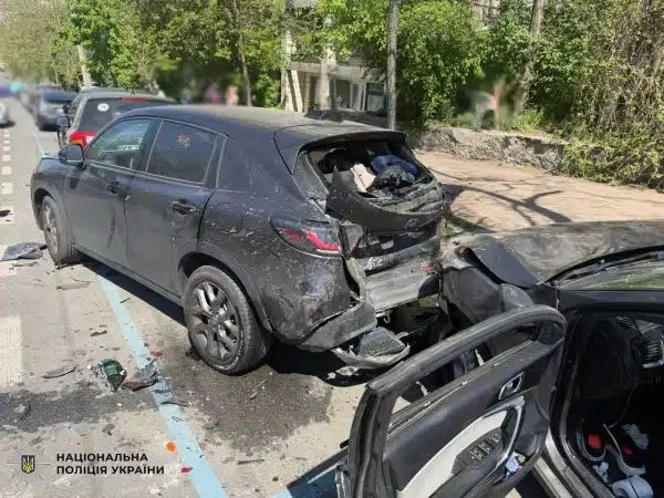 Нетверезий керманич Мазераті спричинив аварію у Печерському районі столиці, є потерпілий. 11 Нетверезий керманич Мазераті спричинив аварію у Печерському районі столиці, є потерпілий. 9