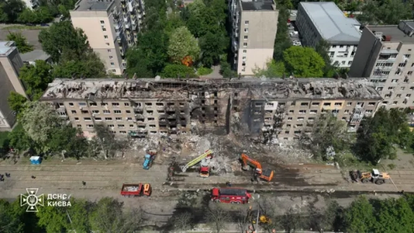 Наслідки російського обстрілу в Києві: кадри ДСНС 11 ДСНС показала, як зараз виглядає місце удару рф у Києві