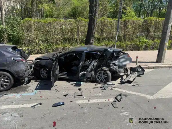 Нетверезий керманич Мазераті спричинив аварію у Печерському районі столиці, є потерпілий. 12 Нетверезий керманич Мазераті спричинив аварію у Печерському районі столиці, є потерпілий. 10