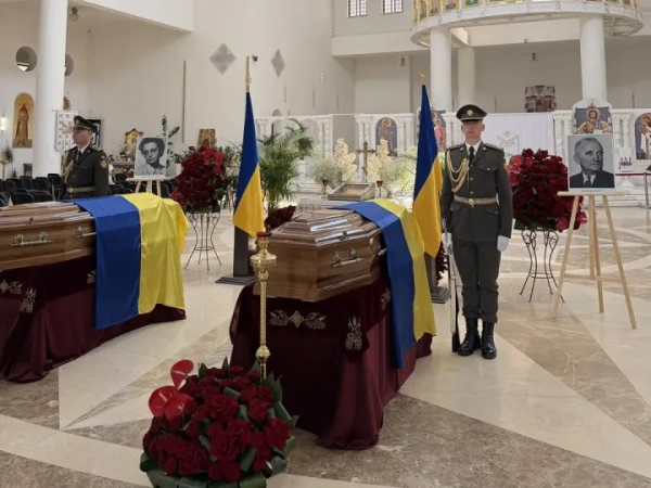 Віддано шану праху провідника ОУН Андрія Мельника та його дружини: їхні останки привезли до…
