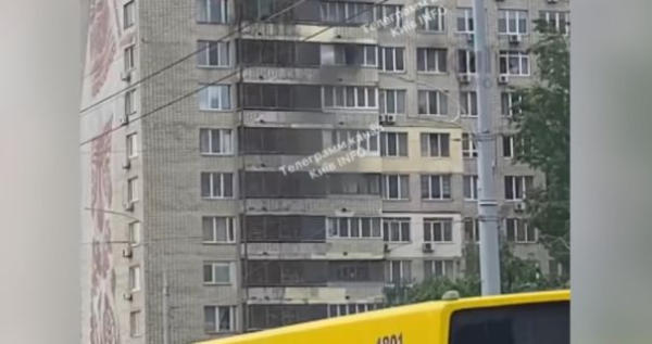 Пожежа в квартирі на Печерську, Київ: можливо, є люди всередині