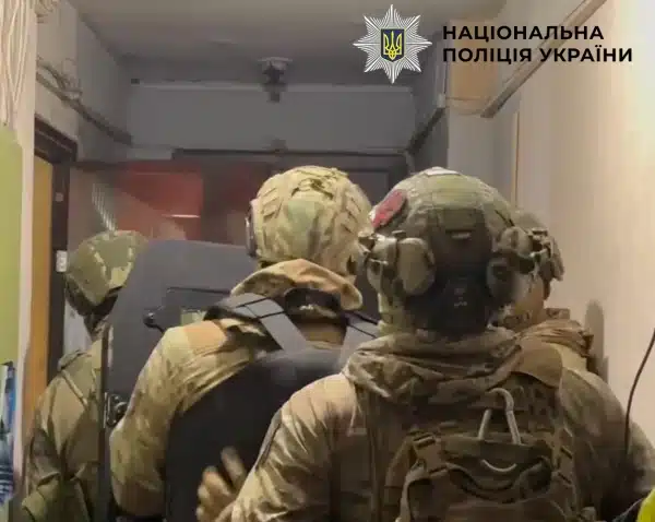 Киянин випав з вікна після ножового поранення, вбивцю, росіянина, схоплено. 10 Киянин випав з вікна після ножового поранення, вбивцю, росіянина, схоплено. 8