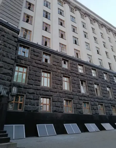 Під час потужного удару росії по Києву постраждала будівля уряду – Свириденко