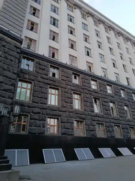 Під час масованої атаки рф на Київ пошкоджено будівлю Кабміну - Свириденко