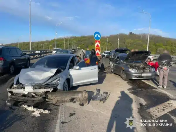 Tesla <!--more--/>влетіла у дві автівки на мосту у Києві, є жертва” loading=”eager” decoding=”async” fetchpriority=”high” style=”color:transparent;margin:0;display:block;width:100%;height:auto” class=”block w-full h-auto max-w-full” width=”1280″ height=”960″ width=”1280″ height=”960″ /></p>
<p></span></p>
<p>Tesla стала винуватцем потрійної аварії зі смертельними наслідками на Дарницькому мості в Києві, повідомили в ГУНП в столиці у середу, інформує <b>УНН</b>.</p>
<h2>Деталі</h2>
<p>Інцидент трапився сьогодні близько 7-ї години ранку. </p>
<blockquote>
<p class=