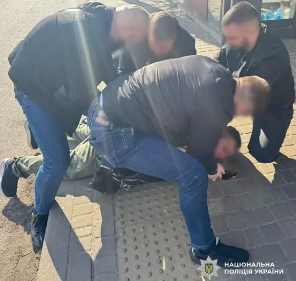 У Києві: поліція схопила “генерала” за вимагання 15 тис. доларів у військового за виключення з реєстру
