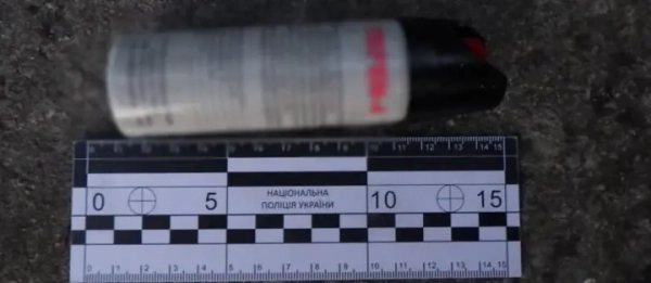 У Києві: нападник обприскав газом людей за критику та вдарив правоохоронця.