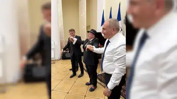 Макрон виконав “La Boheme” під барабанний супровід Пашиняна в Єревані.