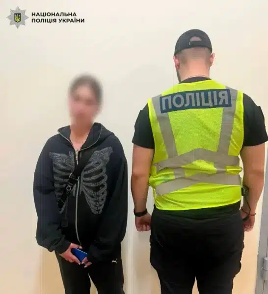 В Києві затримано молодицю, що внаслідок репліки побила військовослужбовця пляшкою по тім'ю. 2 У Києві затримали дівчину, яка через зауваження вдарила військового пляшкою по голові