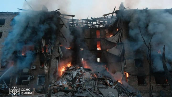 У Києві вже троє загиблих після російської атаки 24 травня: рятувальники виявили ще одне тіло під уламками.