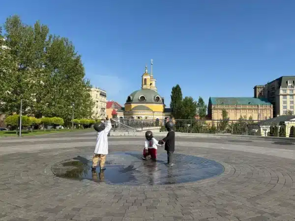 Київських немовлят-засновників одягнули у вишиванки з різних регіонів. 2 Малюків-засновників Києва вдягли у вишиванки різних областей