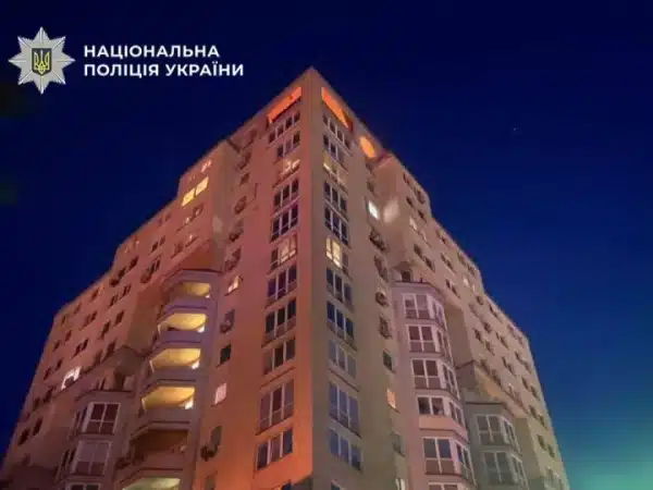 Київ: через російський напад уламок БПЛА пошкодив багатоповерхівку. 2 У Києві внаслідок атаки рф уламки дрона впали на дах житлової висотки