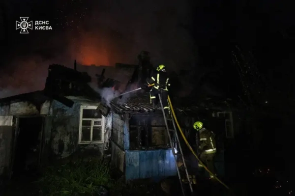 В Оболонському районі Києва зайнялися вогнем три житлові будівлі: рятувальники ліквідували займання, про це&hellip;