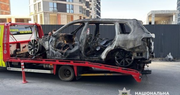 У Києві зловмисники, видаючи себе за доставників, спалили BMW X7 підприємця.