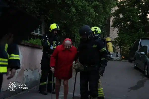 Наслідки нічного нападу росіян на Київ: ДСНС оприлюднила знімки та відео значних руйнувань. 15 Наслідки нічного нападу росіян на Київ: ДСНС оприлюднила знімки та відео значних руйнувань. 13