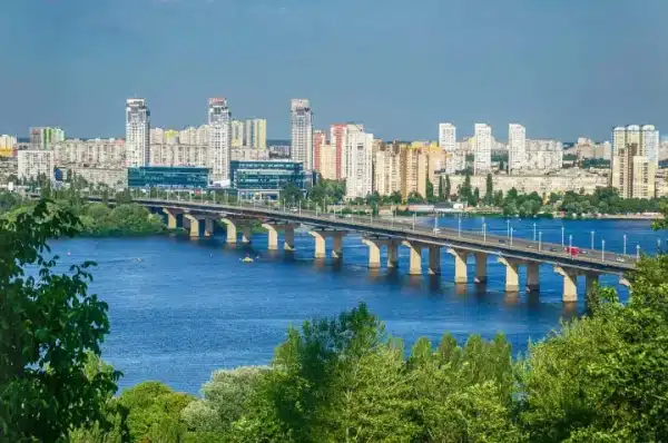 У Києві рух транспорту на мосту Патона буде частково перекрито у зв'язку з ремонтними роботами - Київська міська державна адміністрація 2 У Києві на мосту Патона обмежать рух через ремонт - КМДА