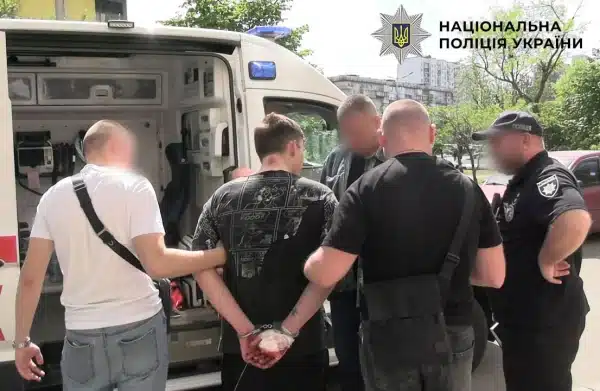 Киянин випав з вікна після ножового поранення, вбивцю, росіянина, схоплено. 8 Киянин випав з вікна після ножового поранення, вбивцю, росіянина, схоплено. 6
