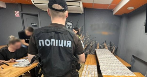Киянка збувала чоловікам можливість виїхати за межі країни.