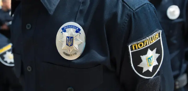 У Києві зловмисник відкрив вогонь, після чого забарикадувався в помешканні. З нападником тривають перемовини.