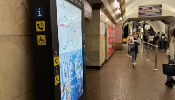 Інформаційні пункти для зв’язку пасажирів з довідковою службою з’явилися на станціях метрополітену Києва.