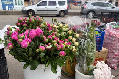 Торгівля на руїнах: у Києві на зруйнований ударом РФ Лук'янівський ринок повертаються продавці