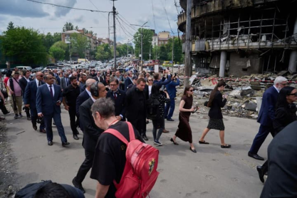 Київ: дипломатам з усього світу продемонстрували наслідки російської атаки на Лук'янівку. 8 Понад 70 дипломатам показали місце російського удару на Лук'янівці у Києві