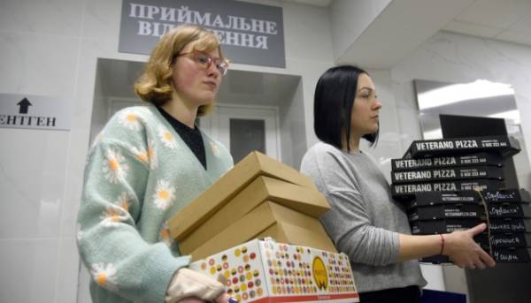 Смачні суботи: у Києві волонтерки допомагають пораненим захисникам