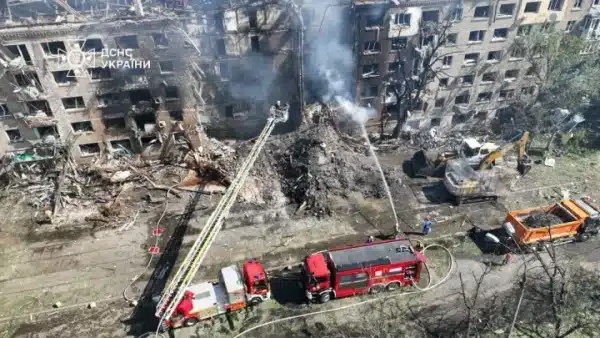 У двох столичних районах ще тривають пошуково-рятувальні роботи після російської атаки, під уламками ймовірно є люди – ДСНС. 2 У двох районах Києва досі триває рятувальна операція після атаки рф, під завалами можуть бути люди - ДСНС