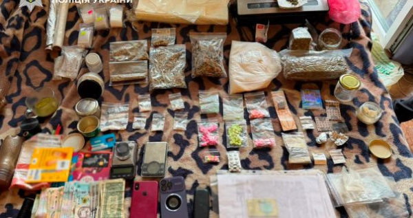 Наркоторгівля та "тусовки": у столиці виявлено 50-річного збувача наркотиків 5