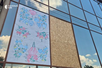 Яскраві картини замість сірих фанер: у столичному готелі "Україна" вибиті атакою РФ вікна стали об'єктом творчості дітей