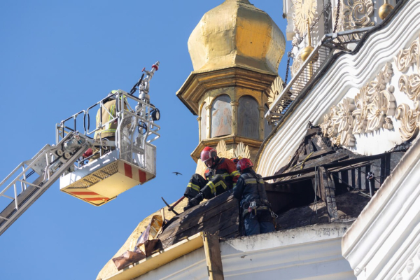 Зеленський здійснив візит до обстріляного Києво-Печерської лаври 20 Зеленський здійснив візит до обстріляного Києво-Печерської лаври 20