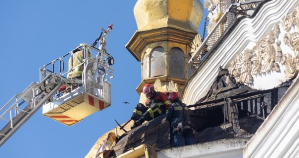Зеленський здійснив візит до обстріляного Києво-Печерської лаври 12