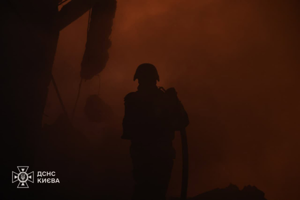 Київські вибухи: уламки збитої ракети впали на Дарницький район, спалахнула пожежа на складах 9