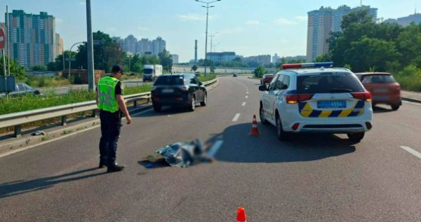 Трагічна аварія в Києві: 18-річний водій мотоцикла збив пішохода