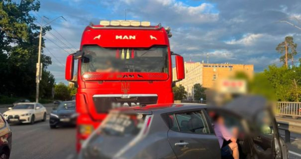 Масштабна дорожньо-транспортна пригода сталася на київському проспекті Берестейському. 2