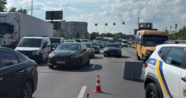 На бульварі Вацлава Гавела в Києві сталося дорожньо-транспортна пригода, що спричинило значні ускладнення для руху автотранспорту в напрямку Жулянського мосту. 2