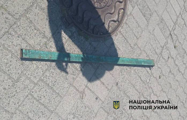 У Києві чоловік у стані сп'яніння пошкодив металевою арматурою скло у п'ятьох транспортних засобах. 7