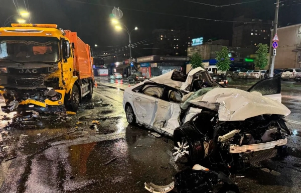 У Києві автомобіль виїхав на смугу протилежного напрямку та зіткнувся з вантажівкою. 3 У Києві легковик вилетів на зустрічну смугу та протаранив вантажівку