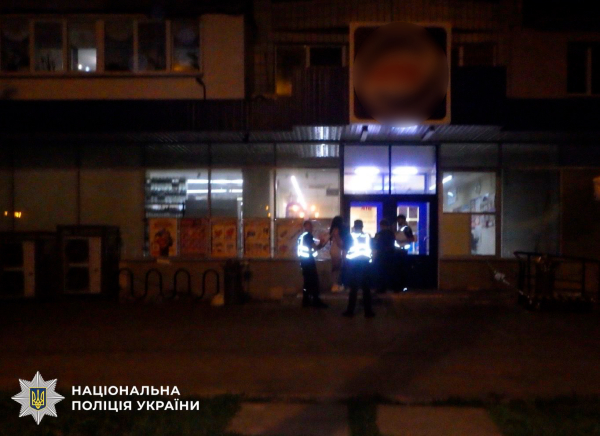 У Києві відвідувачка, отримавши відмову у продажу алкогольних напоїв, пошкодила двері супермаркету. 6