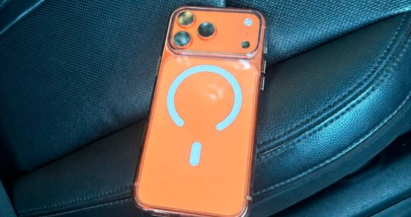 У Києві чоловік під виглядом знайомства привласнив телефон жінки. 3