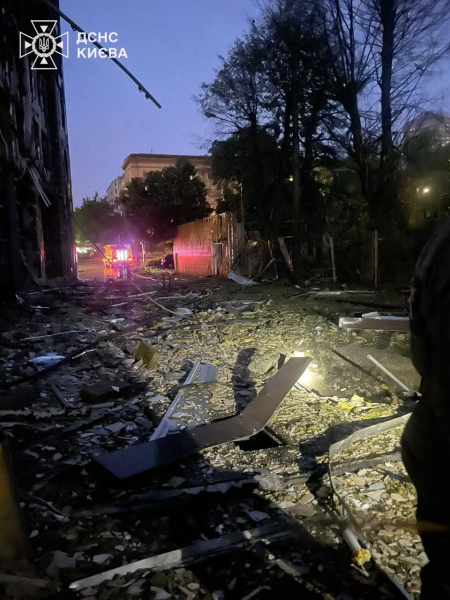 Українська столиця зазнала потужного нападу з боку Росії: четверо загиблих, 25 поранених, включно з дітьми. 13 Українська столиця зазнала потужного нападу з боку Росії: четверо загиблих, 25 поранених, включно з дітьми. 13