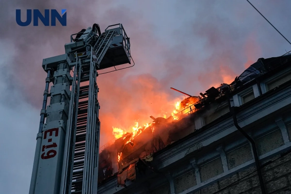 У Києві, на території Лаври та Мистецького арсеналу, продовжуються роботи з ліквідації займань, спричинених потужним обстрілом з боку російських військ. 19 У Києві, на території Лаври та Мистецького арсеналу, продовжуються роботи з ліквідації займань, спричинених потужним обстрілом з боку російських військ. 17