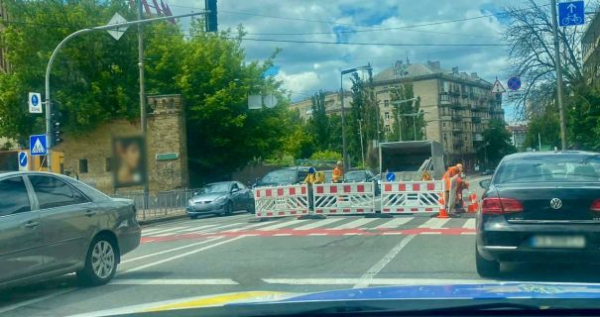 Рух транспорту в центрі Києва обмежено через провал дорожнього покриття. 2
