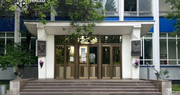 Натомість наукових установ на території Національної академії наук України в Києві планують збудувати житловий масив. 3