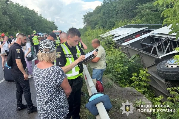 На Хмельниччині трапилася аварія з автобусом, який перевозив більше п'ятдесяти пасажирів до Болгарії. 5 На Хмельниччині трапилася аварія з автобусом, який перевозив більше п'ятдесяти пасажирів до Болгарії. 3