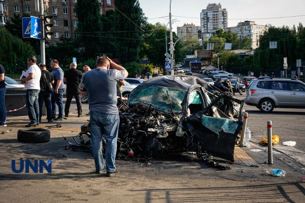 Водія Mercedes, який став винуватцем смертельної аварії у Києві, вже притягали до відповідальності за перевищення швидкості, повідомили в Офісі Генпрокурора. 2 Водія Mercedes, який влаштував смертоносну ДТП у Києві, притягали до відповідальності за перевищення швидкості - Офіс Генпрокурора