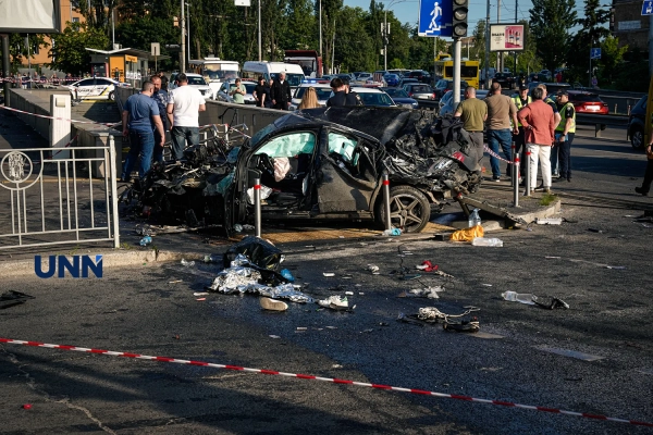 Mercedes врізався в тунель у Києві: повна інформація та унікальні фото з місця трагічної аварії 14 Mercedes врізався в тунель у Києві: повна інформація та унікальні фото з місця трагічної аварії 12