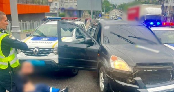 Нетверезий кермувальник у столиці тікав від правоохоронців, спричинивши пошкодження трьом машинам поліції. 3